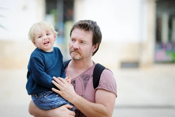 Padre de mediana edad con su pequeño hijo llorando al aire libre — Foto de Stock