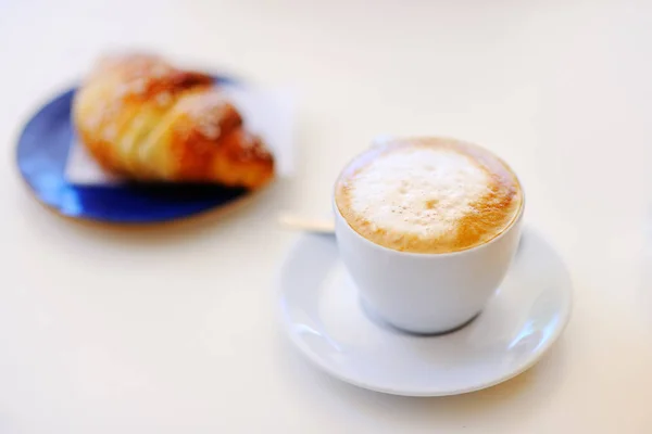 ?van koffie en croissants op witte tafel — Stockfoto