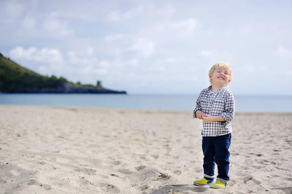 Bonito menino feliz desfrutar de férias na praia perto do mar Tirreno — Fotografia de Stock