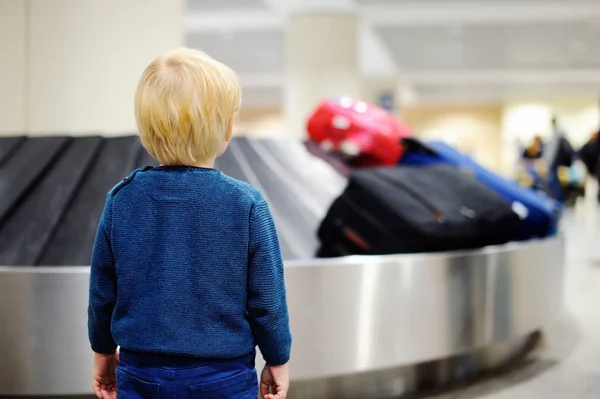 Niño cansado esperando equipaje en el aeropuerto — Foto de Stock