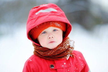 Üzgün ağlayan küçük çocuk Kışın açık havada portresi