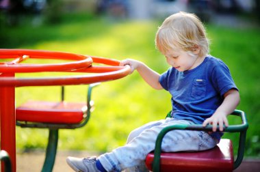 Oyun parkında eğleniyor yürümeye başlayan çocuk
