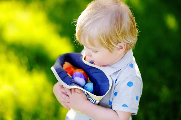 Kleine jongen op jacht naar ei in lentetuin op Paasdag — Stockfoto