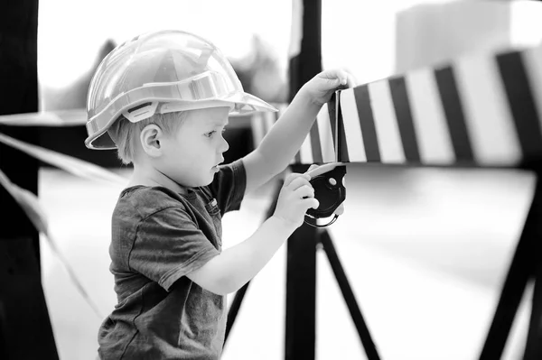 Retrato de pequeno construtor bonito em hardhats com régua trabalhando ao ar livre — Fotografia de Stock