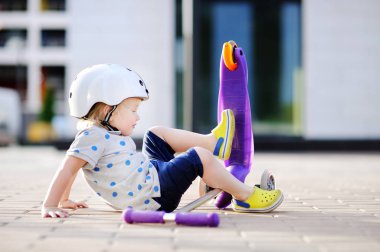 Yürümeye başlayan çocuk scooter binmek için öğrenme 