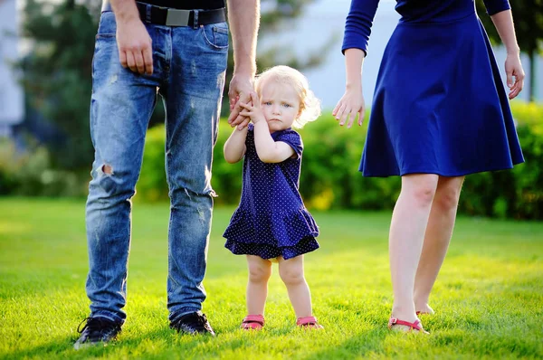 Gelukkig ouderschap: jonge ouders met hun zoete peuter meisje in — Stockfoto