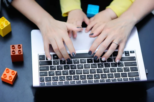 Mutter arbeitet mit ihrem Kleinkind am Laptop — Stockfoto