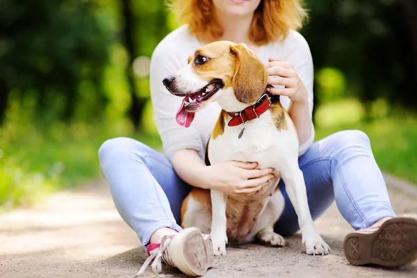 Jovem mulher bonita com cão Beagle no parque — Fotografia de Stock