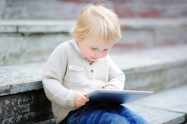 Tout-petit garçon jouant avec une tablette numérique — Photo