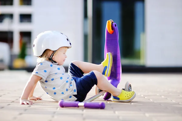 Småbarn pojke lär sig att köra skoter — Stockfoto