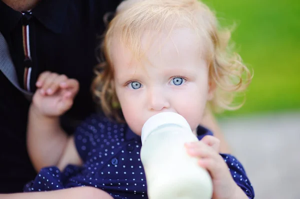 Menina da criança bebendo leite de garrafa — Fotografia de Stock