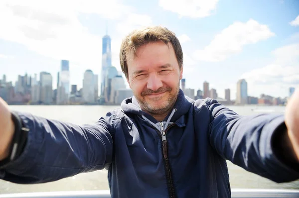 뉴욕 시에서 맨해튼 마천루와 selfie를 만드는 남자 — 스톡 사진