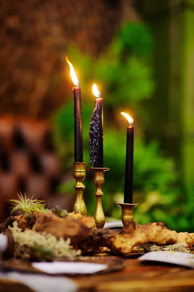 餐桌上已经摆着蜡烛的圣诞晚会 — 图库照片