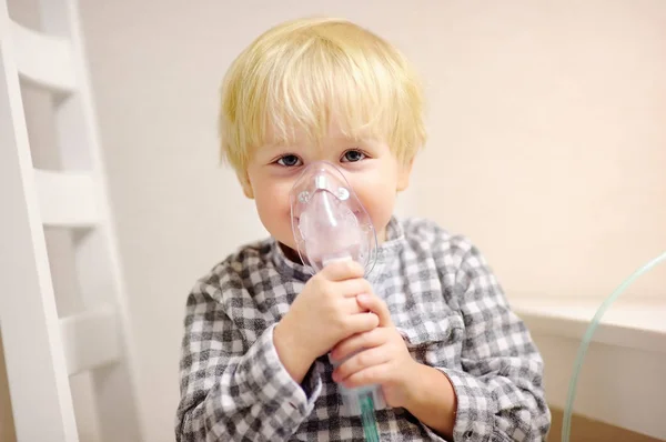 可爱的男孩吸入疗法由吸入的掩码 — 图库照片