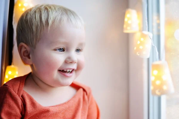 Felice bambino ragazzo guardando su luci di Natale — Foto Stock