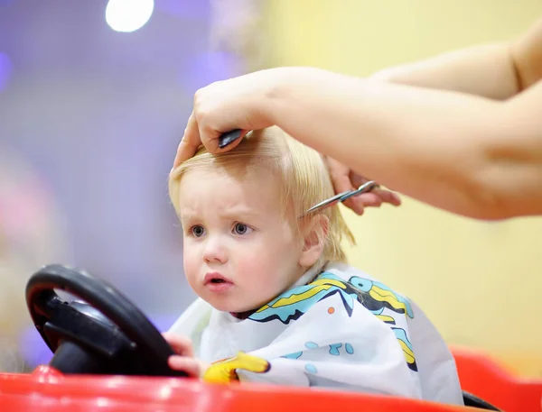 Niño pequeño que se corta el pelo — Foto de Stock