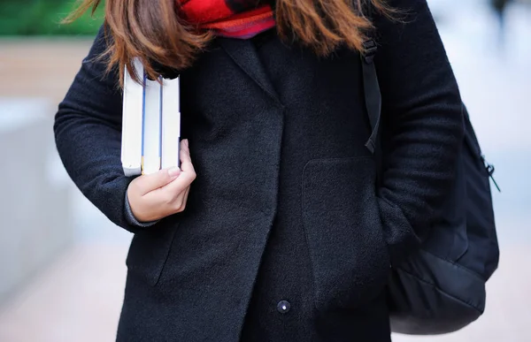 Estudante menina com livros ao ar livre — Fotografia de Stock