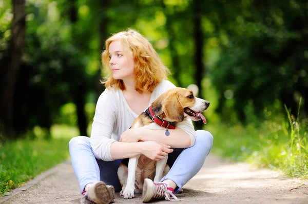 Mulher bonita com cão Beagle no parque — Fotografia de Stock