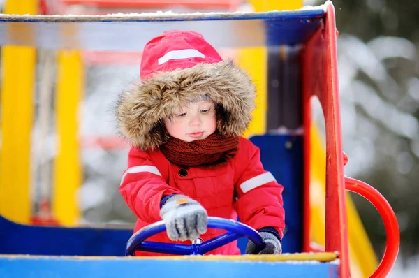 Netter kleiner Junge hat Spaß auf Spielplatz — Stockfoto