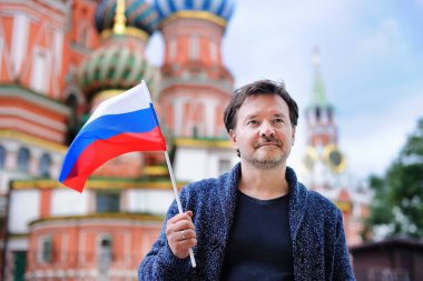 Rus bayrağı tutarak orta yaş erkek