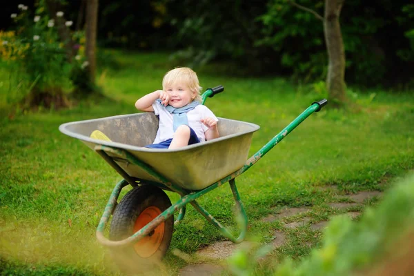 Блондинка малюк розважається в інвалідному візку — стокове фото