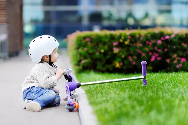 Toddler chłopiec nauka jazdy skuter — Zdjęcie stockowe