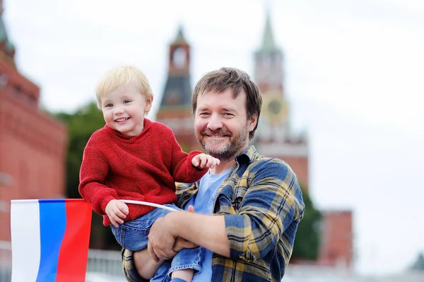 Portret van gelukkige familie met Russische vlag — Stockfoto