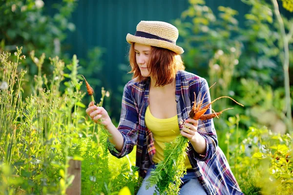 Mujer joven con sombrero de paja durante la cosecha — Foto de Stock