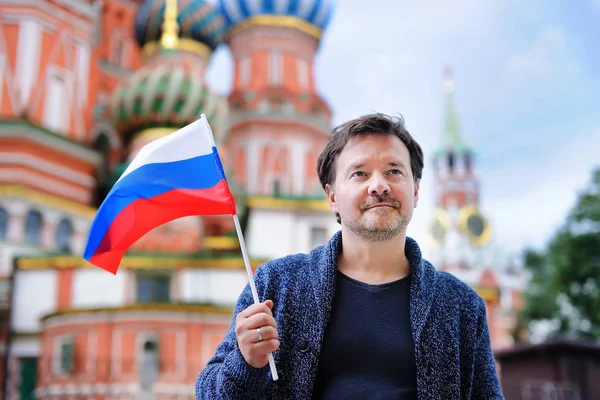 Мужчина средних лет с российским флагом — стоковое фото
