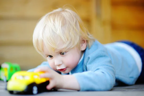 Carino bambino ragazzo giocare con giocattolo auto — Foto Stock