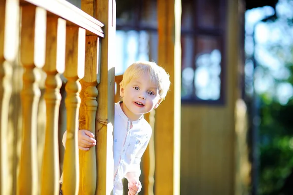 Fröhlicher kleiner Junge hat Spaß im Freien an einem sonnigen Sommertag — Stockfoto