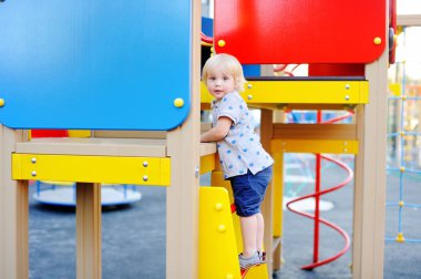 Oyun parkında eğleniyor şirin yürümeye başlayan çocuk