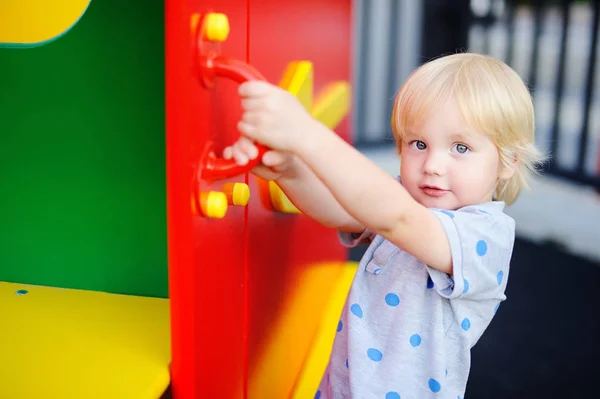 Carino bambino ragazzo avendo divertente su parco giochi — Foto Stock