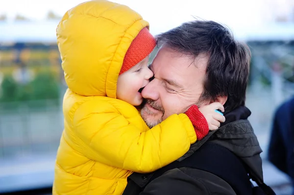 Middelbare leeftijd vader met zijn zoontje plezier samen buiten — Stockfoto