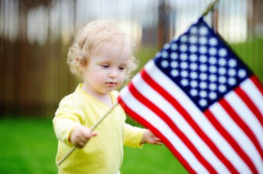 Amerikan bayrağı tutarak sevimli küçük kız