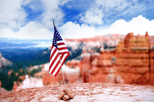 Amerikai zászló a Bryce Canyon Nemzeti Park, a háttér — Stock Fotó