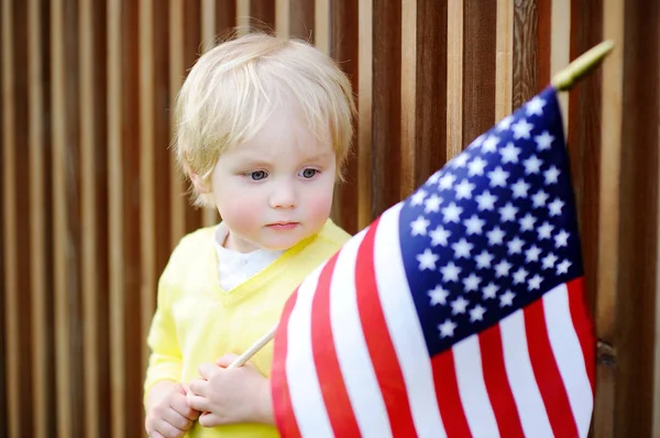 Милий хлопчик тримає американський прапор — стокове фото