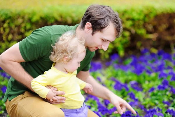 Niedliche Kleinkind Mädchen mit ihrem jungen Vater im Freien — Stockfoto