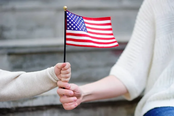Молода жінка і маленька дитина тримає американський прапор — стокове фото