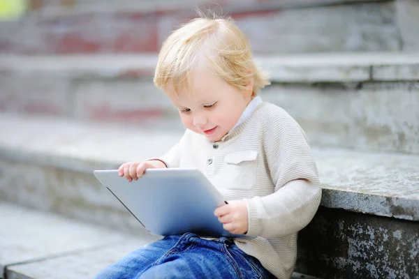 Милий маленький хлопчик грає з цифровим планшетом — стокове фото