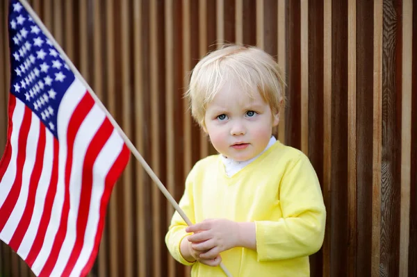 Милий хлопчик тримає американський прапор — стокове фото