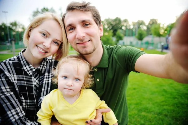 Junge glückliche Familie macht Selfie-Foto zusammen — Stockfoto