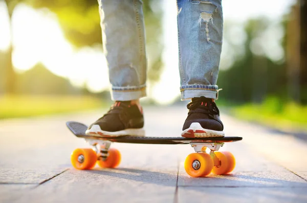 Closeup skateboarden. Actieve sportieve vrouw plezier in het park — Stockfoto
