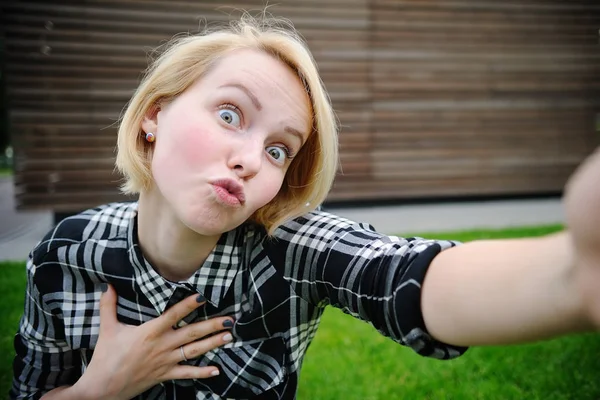 야외에서 selfie를 복용 하는 젊은 여자 — 스톡 사진