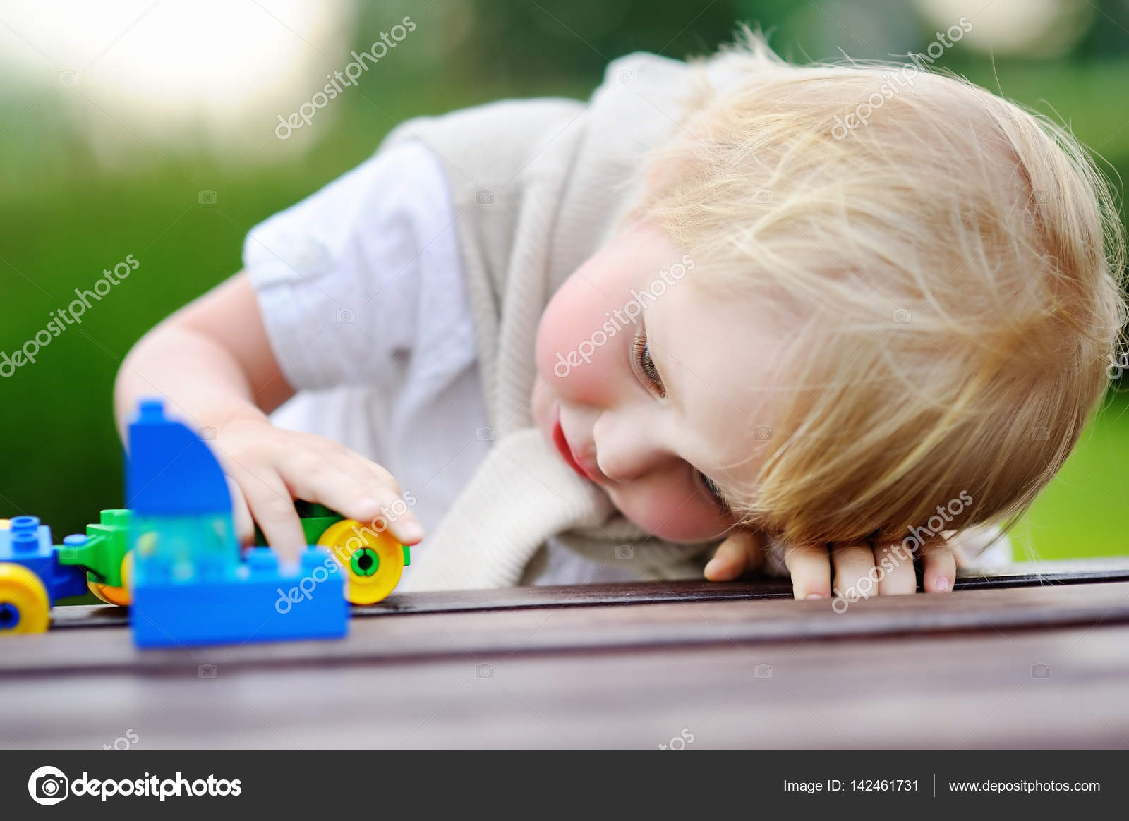 Peuter jongen spelen met speelgoed trein buitenshuis Stockfoto, rechtenvrije foto door © mary_smn #142461731