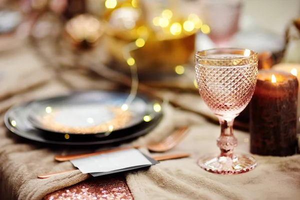 Накрытый стол для свадебного приема или вечеринки — стоковое фото