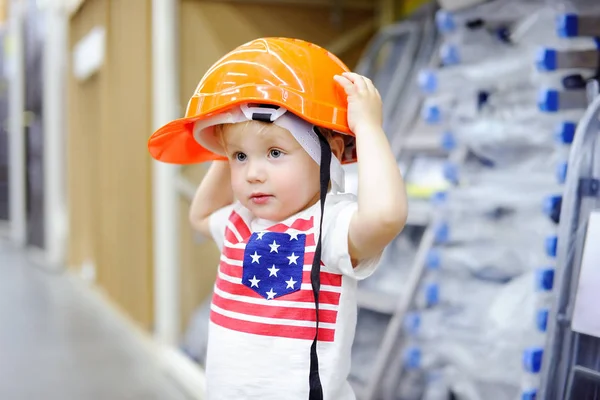 Malý kluk baví v železářství. — Stock fotografie