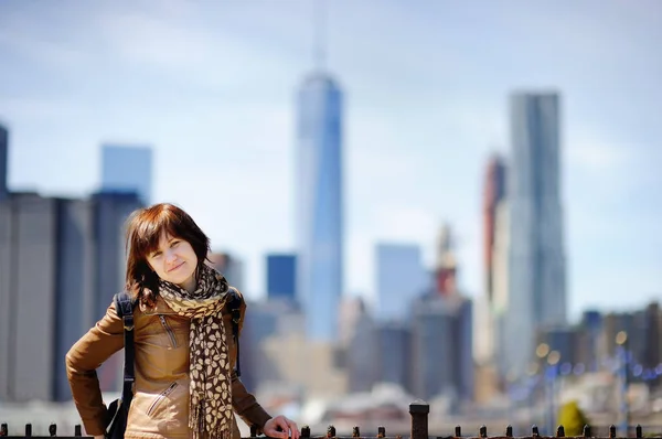 Turista feminina desfrutar de vista panorâmica com arranha-céus Manhattan em Nova York, EUA — Fotografia de Stock