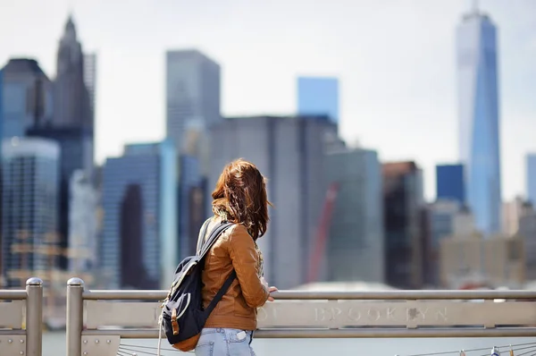 Turista feminina desfrutar de vista panorâmica com arranha-céus Manhattan em Nova York, EUA — Fotografia de Stock