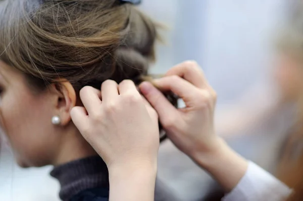 Jovem mulher recebendo seu cabelo feito antes da festa — Fotografia de Stock